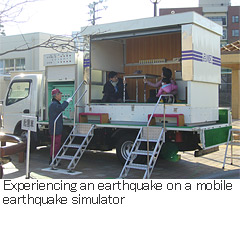 Experiencing an earthquake on a mobile earthquake simulator